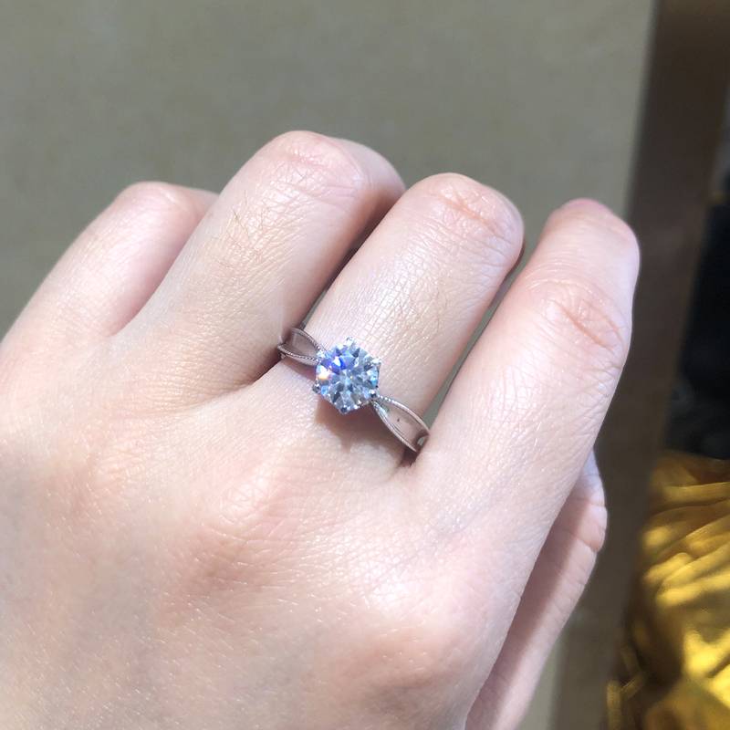 六爪女戒S925银镀白金定制选款主石莫桑钻1.0ct